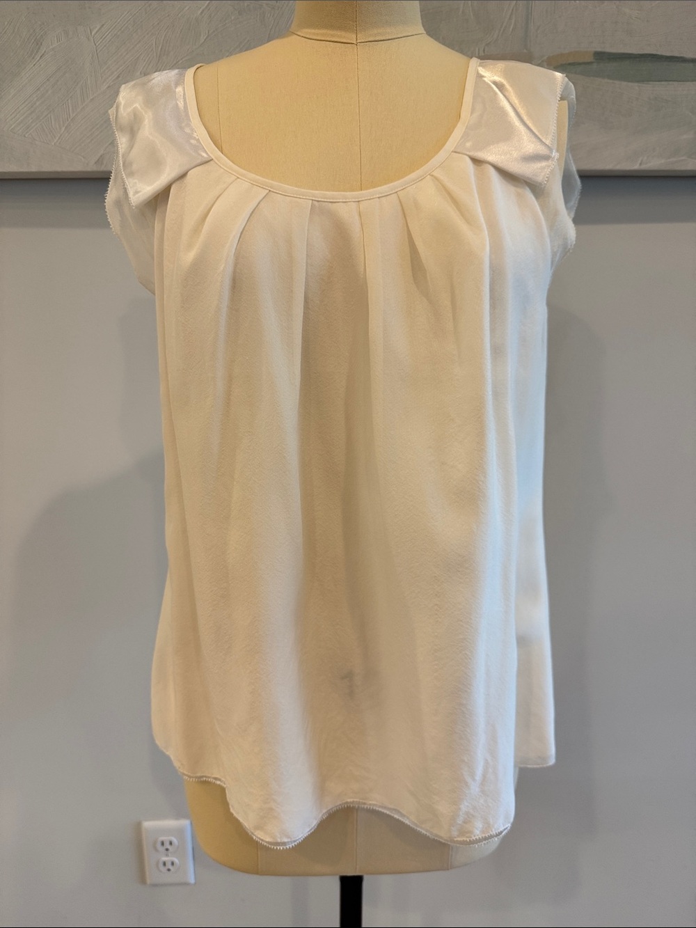 Women's Off-White Sleeveless Pleated flowy tank- size is medium- French make